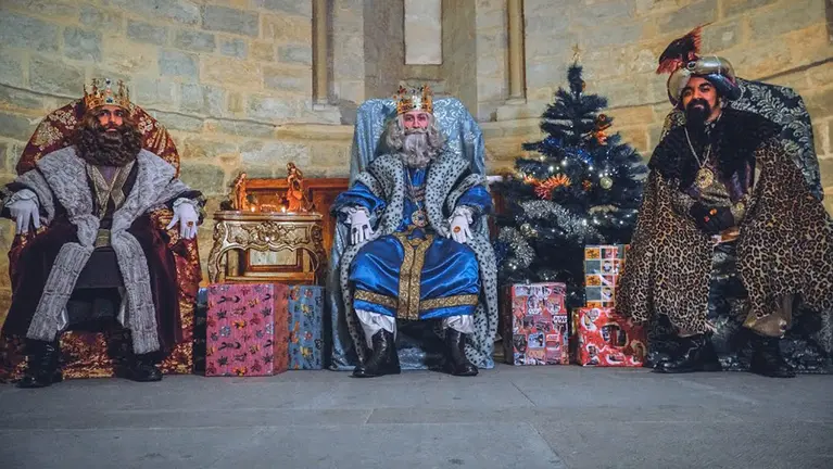 Los reyes magos se dirigen a los niños de Zizur Mayor.