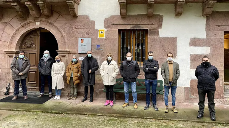 La consejera de Relaciones Ciudadanas, Ana Ollo, con representantes de la Dirección General de Paz, Convivencia y Derechos Humanos, y directores de lcentros de la zona de Baztan-Bidasoa. GOBIERNO DE NAVARRA