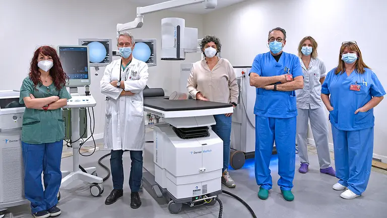 De izda. a dcha.: Zaloa Amelibia (facultativa adjunta de Urología), Manuel Montesino (jefe de servicio), Pili Luri (enfermera), Andrés Rivas (jefe de la Sección de Urología), Aitziber Allo (enfermera) y Araceli Cortés (auxiliar de enfermería). GOBIERNO DE NAVARRA