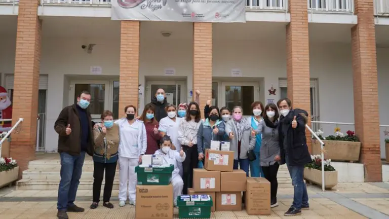Tus Ojos 2030 en el acto de entrega de la donación a la residencia de Corella. CEDIDA