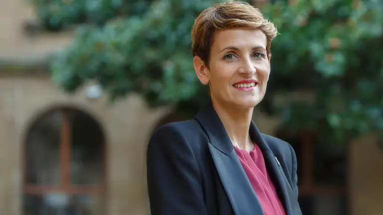 La presidenta del Gobierno de Navarra, María Chivite, posa en los jardines de Palacio. GOBIERNO DE NAVARRA