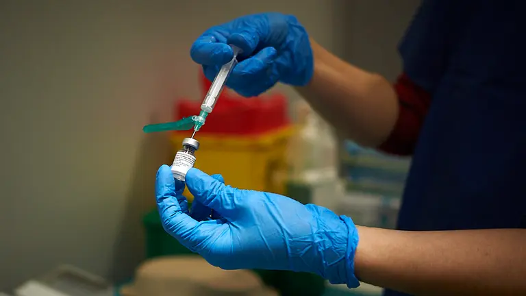 Inicio de la vacunacion contra la Covid-19 a profesionales sanitarios en Navarra en las instalaciones de Refena. PABLO LASAOSA