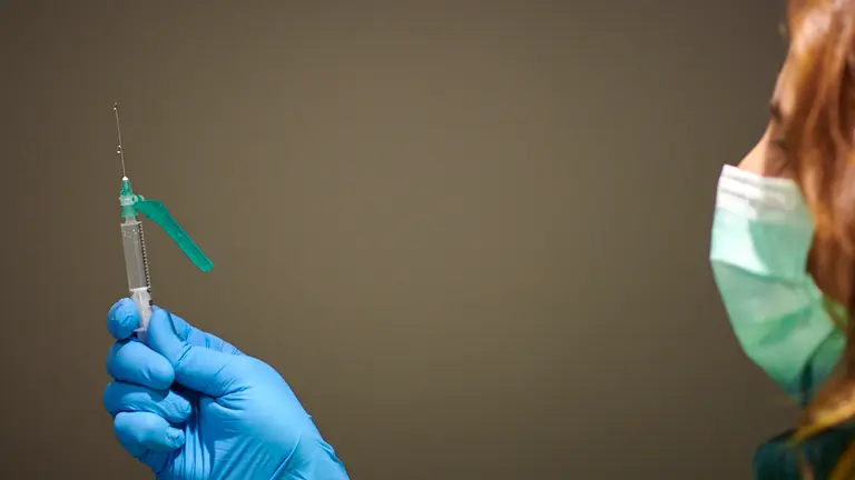 Inicio de la vacunacion contra la Covid-19 a profesionales sanitarios en Navarra en las instalaciones de Refena. PABLO LASAOSA