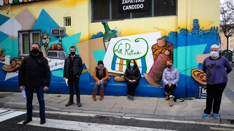 La Asociación de Comercio y Hostería de La Rotxa ofrece una rueda de prensa para explicar por qué se ha desvinculado de la campaña de Navidad del Ayuntamiento y para tratar otros asuntos relativos al barrio. MIGUEL OSÉS