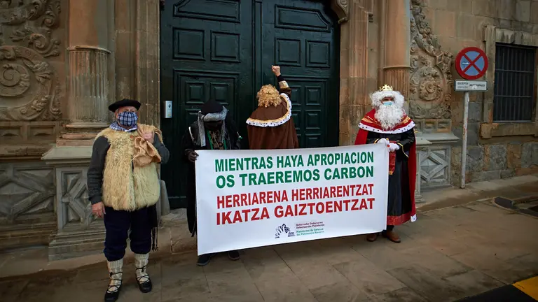 La Plataforma de Defensa del Patrimonio Navarro simula un acto de entrega de carbón al Arzobispado. MIGUEL OSÉS