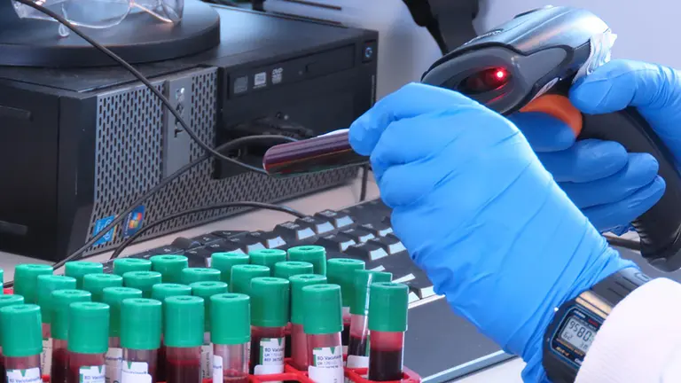 Trabajos en un laboratorio en el Instituto Jenner sobre la vacuna contra el coronavirus desarrollada por la Universidad de Oxford y AstraZeneca - John CairnsUniversity Of Oxford  DPA