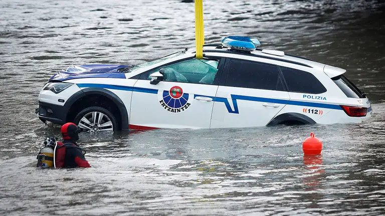 GRAFCAV1879. SAN SEBASTIÁN, 30/12/2020.- Los equipos de rescate de la Ertzaintza han recuperado el cadáver del agente de la Ertzaintza que cayó al río Urumea, este martes en San Sebastián, con su vehículo policial y cuyo cuerpo se encontraba en el interior del coche. El otro agente implicado en el accidente, que logró salir del vehículo por sus medios y fue rescatado por otros agentes de la Ertzaintza y los bomberos de San Sebastián, se encuentra ingresado en un centro sanitario con síntomas de hipotermia. EFE/Javier Etxezarreta
