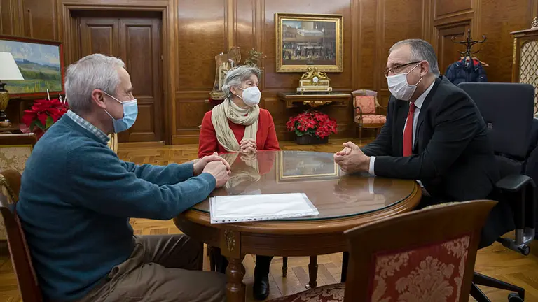 El alcalde de Pamplona, Enrique Maya, junto con la presidenta de la asociación Red Madre Navarra, Charo Rotellar, y el tesorero de la asociación, Luis Tovar. JESÚS GARZARON