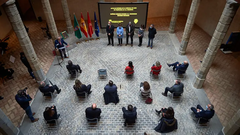 El alcalde de Pamplona, Enrique Maya, entrega la Medalla de Oro de la ciudad al Club Atlético Osasuna. Recogerá la distinción el presidente del club, Luis Sabalza. MIGUEL OSÉS