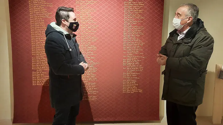 Los alcaldes de Tudela y Pamplona, Alejandro Toquero y Enrique Maya, en la Sala de los Judíos situada en el interior de la Catedral de la capital ribera. CEDIDA