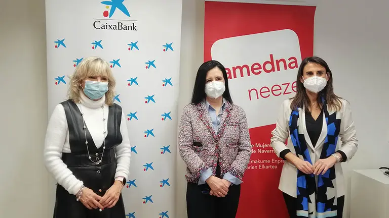 De izquierda a derecha, la concejala del Área de Servicios Sociales, Acción Comunitaria y Deporte del Ayuntamiento de Pamplona, María Cabellero; la, presidenta de AMEDNA,  Cristina Sotro; y la Directora Territorial Ebro de CaixaBank, Isabel Moreno. CAIXABANK