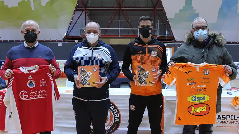 Presentación del libro que recopila veinte años de vida del club Ribera Navarra. Cedida.