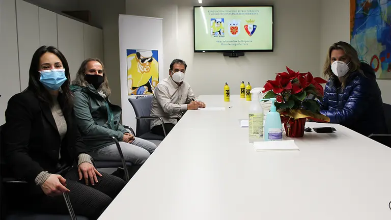 Firma de la renovación del acuerdo entre la Fundación Miguel Induráin y Osasuna femenino. Cedida.