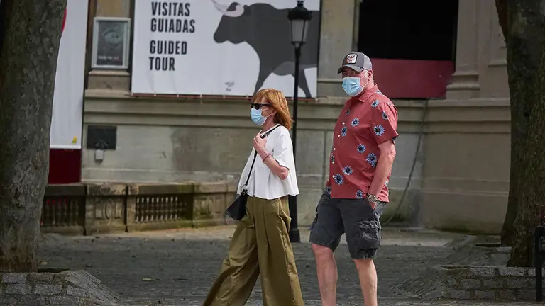 Dos turistas pasean por Pamplona. Eduardo Sanz / Europa Press