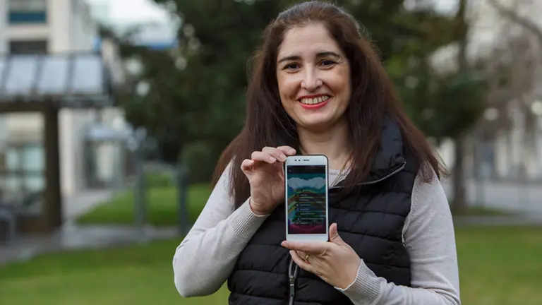 La profesora Esperanza Bausela muestra su aplicación en la UPNA. UPNA