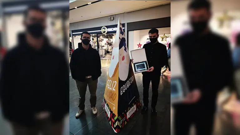 Mikel Calvo y Jon Zabalegui, ganadores del XII Certamen Artístico de Itaroa con su pirámide 'Feliz Christmas and Urte Berri On'. ITAROA