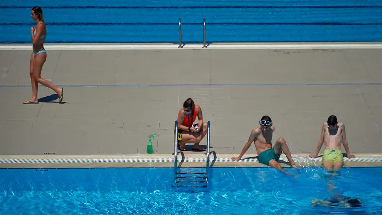 Reapertura de las piscinas de Aranzadi con el 75% de aforo para la temporada de verano. MIGUEL OSÉS