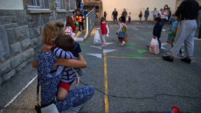 Un niño se despide de su madre en la entrada del colegio el día del inicio del curso escolar tras el atípico curso a causa del coronavirus. MIGUEL OSÉS
