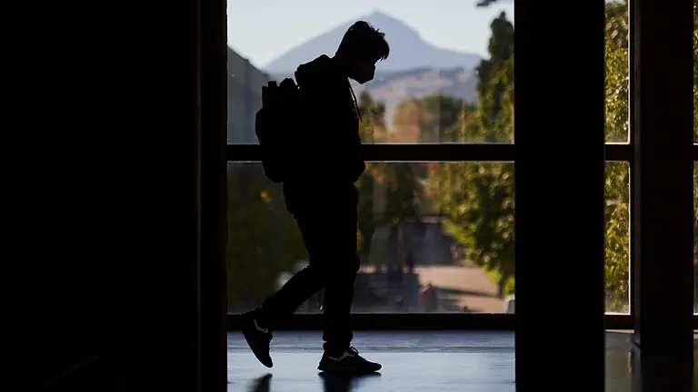 Un joven con mascarilla camina por los pasillos de la UPNA, durante el 2 de septiembre, primer día de universidad. PABLO LASAOSA