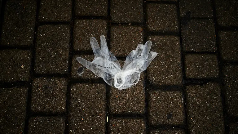Unos guantes en el suelo, durante el 13 de mayo, usados por la pandemia del coronavirus. PABLO LASAOSA