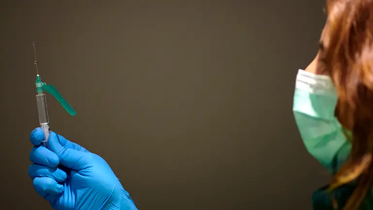 Una enfermera junto a la vacuna del coronavirus, durante el primer día de vacunación a los sanitarios, el 29 de diciembre. PABLO LASAOSA