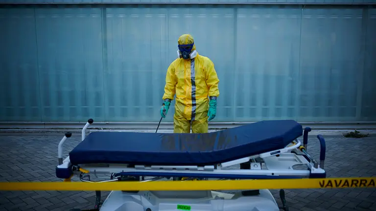 Un miembro de la DYA desinfecta una camilla de urgencias, el 27 de marzo. PABLO LASAOSA