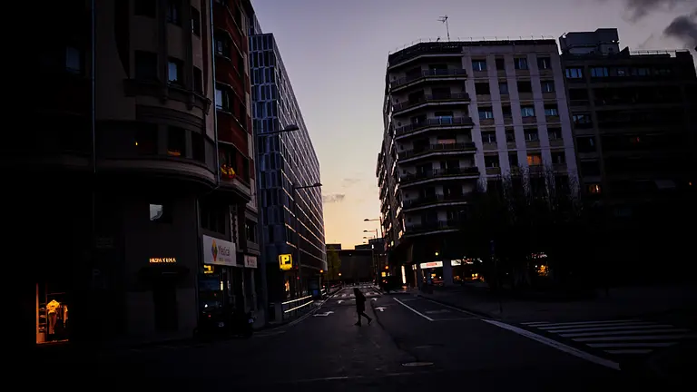 Una personas cruza la carretera, completamente vacía por el confinamiento debido al coronavirus, el 30 de marzo. PABLO LASAOSA