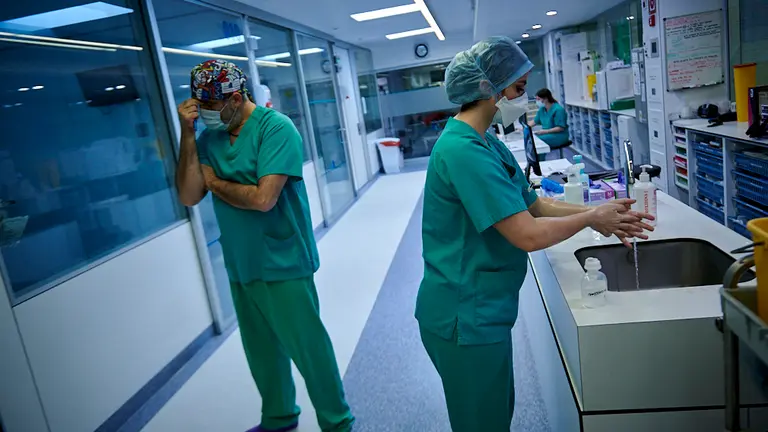 Un médico y una enfermera en la UCI durante el 11 de mayo. PABLO LASAOSA