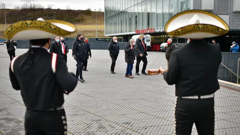 La directiva de Osasuna es recibida con unos Mariachis en protesta por la elección de la nueva asamblea.