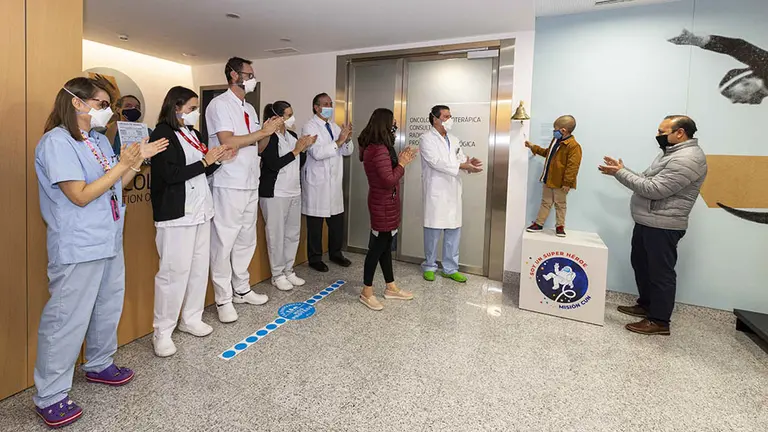 Emiliano toca la Campana de los Valientes de la Unidad de Protonterapia de la Clínica Universidad de Navarra. CUN