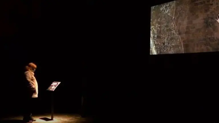 Una mujer en el festival 'Otras Luces 2020'. AYUNTAMIENTO DE PAMPLONA