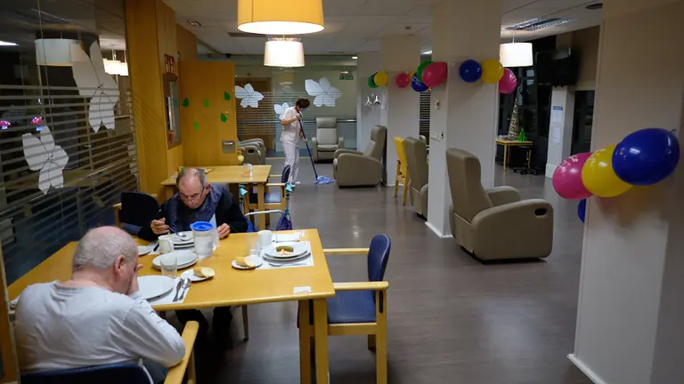 El personal de limpieza de la Residencia Amavir Oblatas desinfecta el salón donde habian estado pasando la tarde los ancianos antes de ponerse a cenar. MIGUEL OSÉS