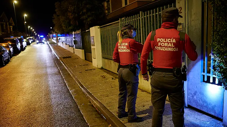 Policías forales intervienen en un domicilio en Orkoien, donde un alertante ha avisado de una fiesta. PABLO LASAOSA