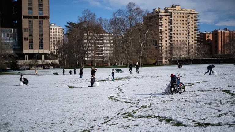 Pamplona se levanta cubierta de nieve en el segundo día del 2021. MIGUEL OSÉS