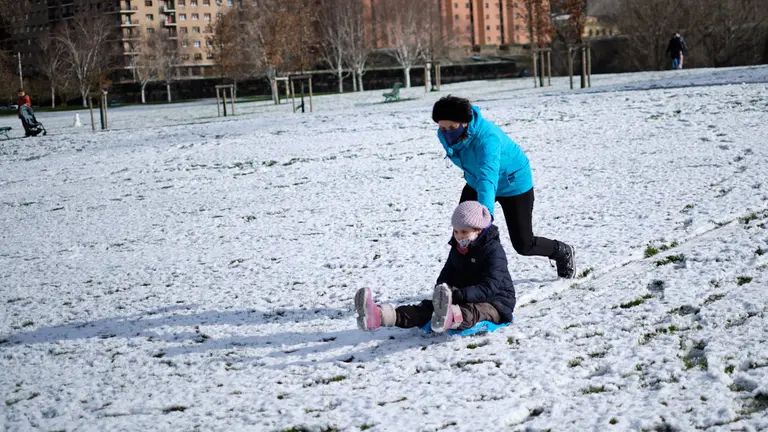 Pamplona se levanta cubierta de nieve en el segundo día del 2021. MIGUEL OSÉS