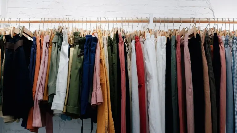 Ropa colgada en un perchero. ARCHIVO