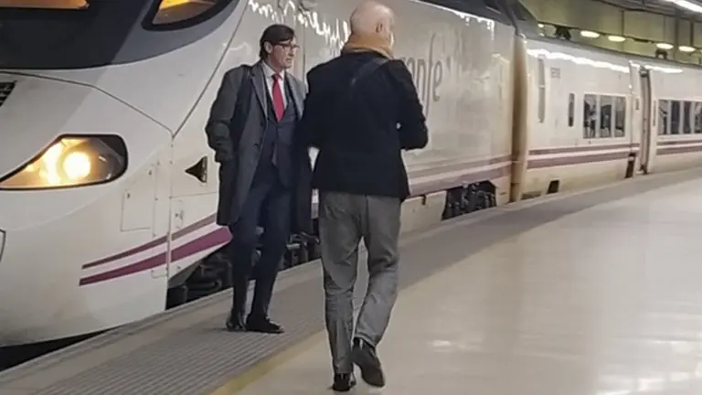 Salvador Illa en la estación de Sants de Barcelona, fotografiado sin mascarilla.