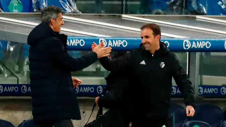 El entrenador de la Real Sociedad, Imanol Alguacil (i), saluda al técnico del Osasuna, Jagoba Arrasate, durante el partido de LaLiga Santander que han disputado este domingo en el estadio Reale Arena de San Sebastián. EFE/Javier Etxezarreta