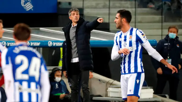 El entrenador de la Real Sociedad, Imanol Alguacil, durante el partido de la jornada 17 de LaLiga Santander de fútbol que han disputado ante el Osasuna este domingo en el estadio Reale Arena de San Sebastián. EFE/Javier Etxezarreta.