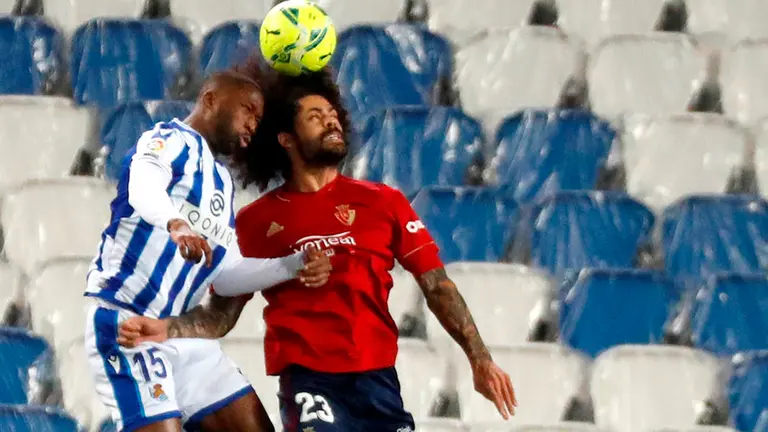 El defensa francés de la Real Sociedad, Modibo Sagnan (i) disputa el balón ante el jugador de Osasuna, Aridane Hernández, durante el partido de la jornada 17 de LaLiga Santander de fútbol que han disputado este domingo en el estadio Reale Arena de San Sebastián. EFE/Javier Etxezarreta.