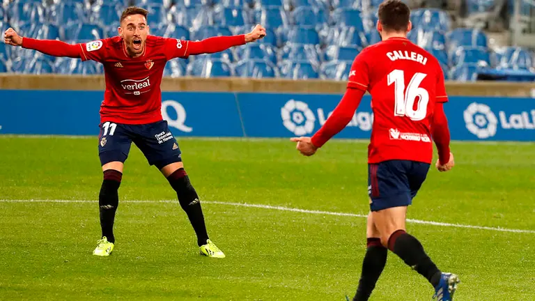 El delantero argentino del Osasuna, Jonathan Calleri (d), celebra su gol ante la Real Sociedad , durante el partido de LaLiga Santander que han disputado este domingo en el estadio Reale Arena de San Sebastián. EFE/Javier Etxezarreta