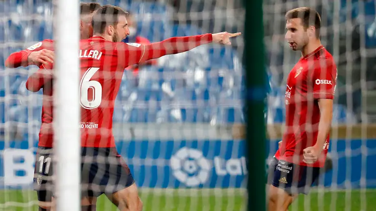 El delantero argentino del Osasuna, Jonathan Calleri (i), celebra con sus compañeros su gol ante la Real Sociedad , durante el partido de LaLiga Santander que han disputado este domingo en el estadio Reale Arena de San Sebastián. EFE/Javier Etxezarreta