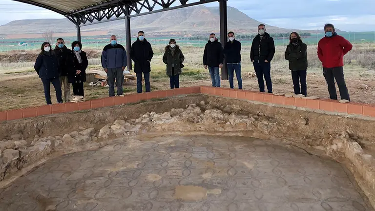 El director general de Cultura - Institución Príncipe de Viana con autoridades de Abllitas y personal que ha trabajado en la restauración. GOBIERNO DE NAVARRA