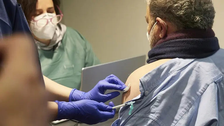 Un trabajador sanitario es vacunado contra la COVID-19 en Pamplona, Navarra (España), a 29 de diciembre de 2020 - Eduardo Sanz - Europa Press