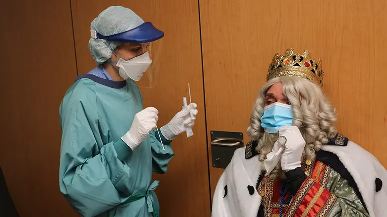 El Rey Mago Melchor se hace una PCR en la Clinica Universidad de Navarra. CUN