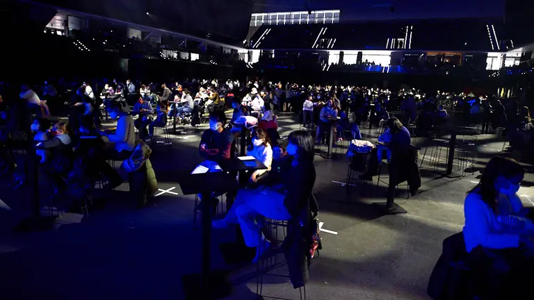 Los Reyes Magos llegan al Navarra Arena con la obra "Stella" entre una gran multitud de niños. MIGUEL OSÉS