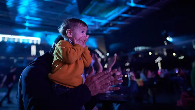 Los Reyes Magos llegan al Navarra Arena con la obra "Stella" entre una gran multitud de niños. MIGUEL OSÉS