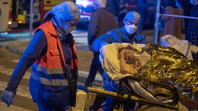 Ancianos menos graves son llevados en autobuses de línea a un polideportivo en el Incendio de una residencia de ancianos la noche de Reyes en Sevilla a 06 de enero del 2021 - Eduardo Briones - Europa Press
