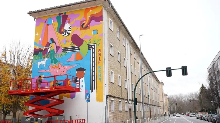 Mural realizado por Leire Urbeltz en el barrio de la Txantrea dentro del festival 'Brif Braf Bruf' - KONTALARIAK KULTUR ELKARTEA