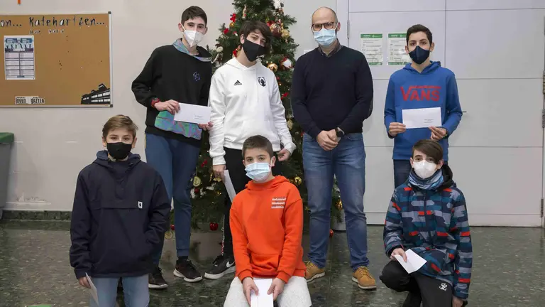 Los ganadores de los torneos individuales de Fortnite David Aristu y Miguel Samper junto a los participantes Aláin Ambrosi, Ignacio Javier Gómara, Ignacio Monreal e Ignacio Ekaitz Ilarregui, y el concejal especial de Juventud del Ayuntamiento de Pamplona, Fernando Aranguren. AYUNTAMIENTO DE PAMPLONA